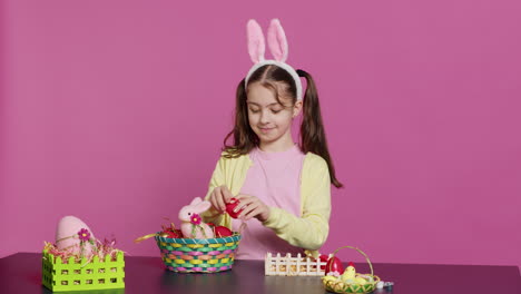 Lindo-Niño-Sonriente-Decorando-Una-Canasta-Con-Huevos-De-Pascua-Pintados