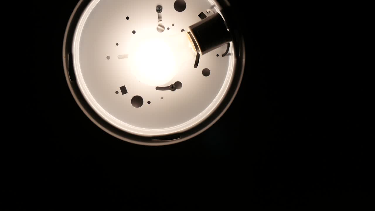 marco móvil en la bombilla de techo