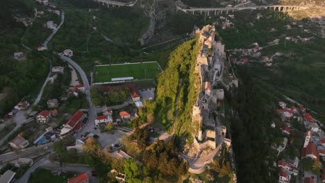 Imágenes-De-Drones-Sobre-La-Fortaleza-Klis-Cerca-De-Split-En-Croacia