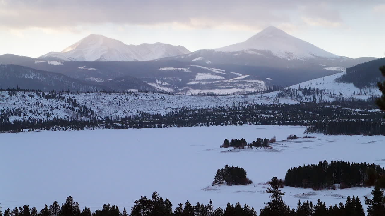 lago congelado dillon frisco silverthorne cumbre de breckenridge condado congelado fresco nieve pista de hielo amanecer temprano invierno colorado pico de la montaña rocosa paisaje lento cinematográfico control deslizante zoom árbol revelar