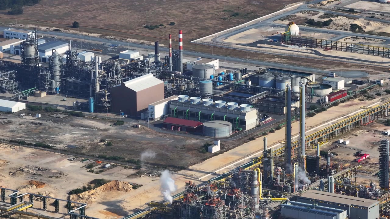 This representation reveals the complex layout and energetic processes at a petroleum refinery. Crude oil is transformed into fuels while supporting the global energy market and infrastructure.