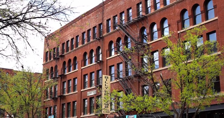 Edificio storico rosso nell'Old Market, Omaha, Nebraska