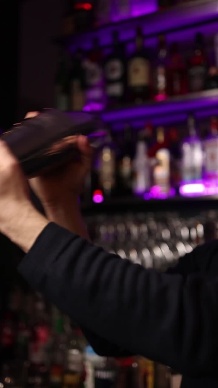 Barista che scuote il cocktail shaker