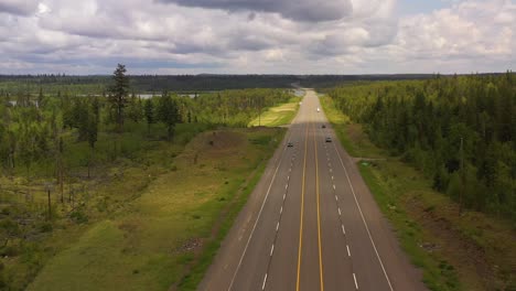 desierto canadiense: viaje panorámico a través del caribú