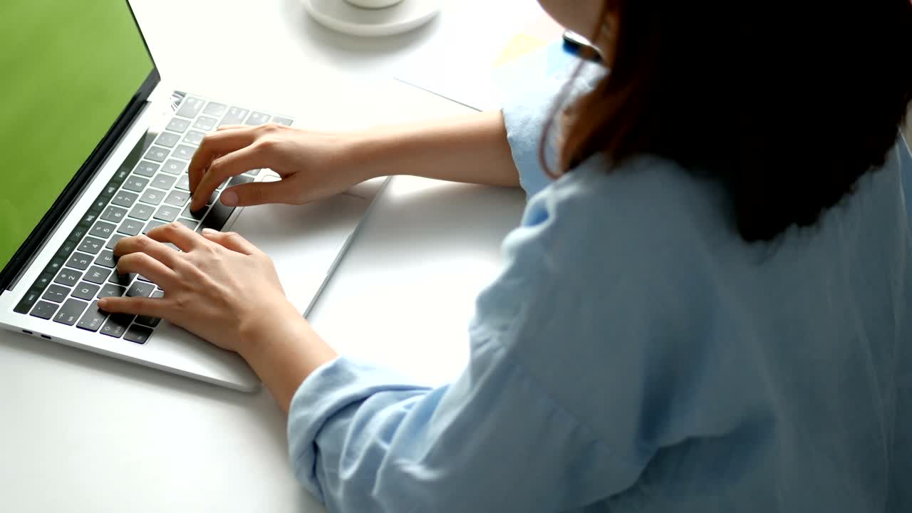 cerca de la mano escribiendo en un teclado computadora portátil en la oficina. una mujer joven sólo usando computadora de escritorio pc.