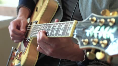 Nahaufnahme-Eines-Indie-Typen,-Der-Eine-Halbhohle-E-Gitarre-Spielt