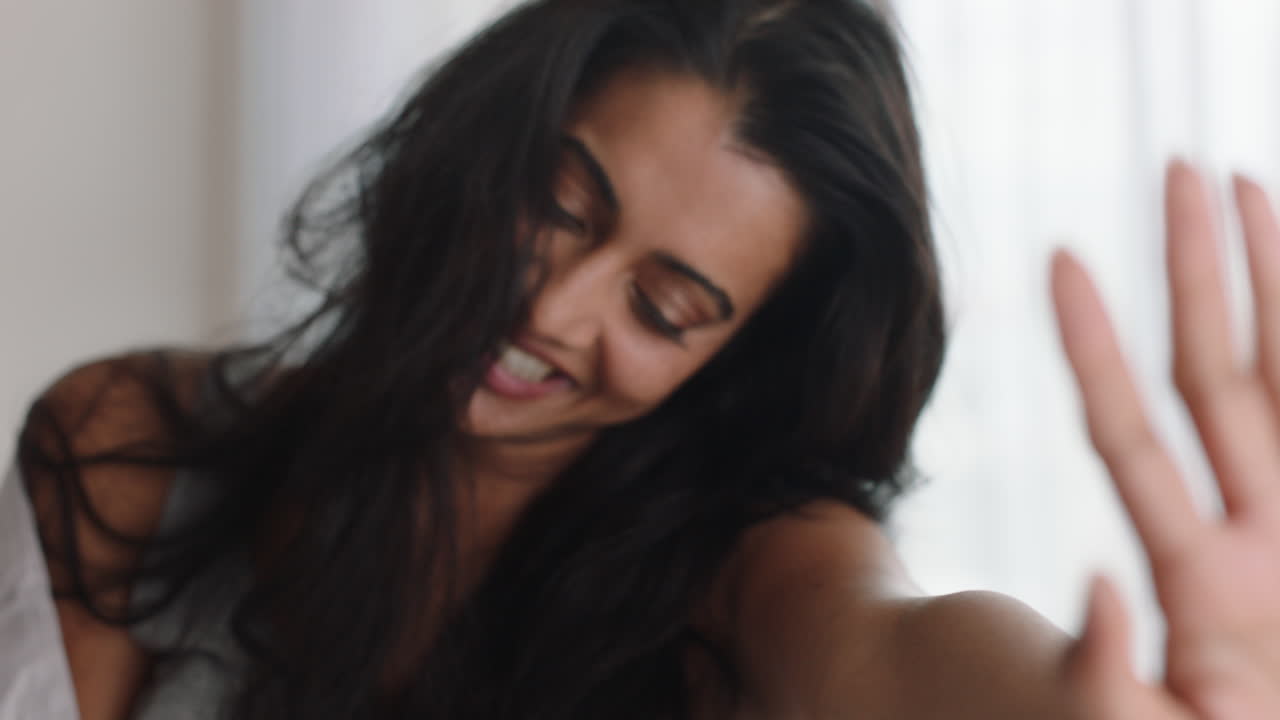 hermosa mujer joven escondiendo la cara sintiéndose tímida sonriendo disfrutando de la atención juguetona