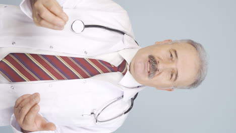 vídeo vertical del viejo médico mira a la cámara y da consejos.