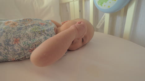 niña recién nacida en la cuna antes de dormir durante el día