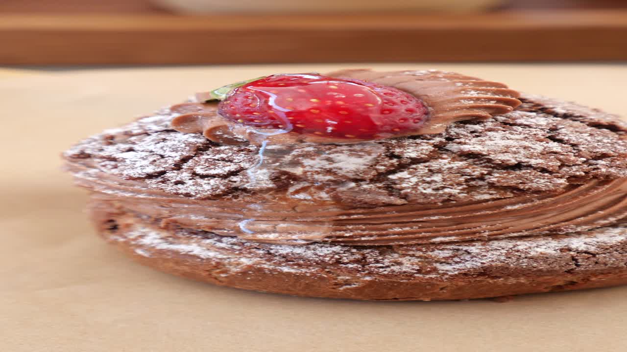 초콜릿 프로피테롤과 딸기