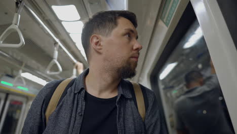 hombre en un metro