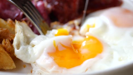 huevos fritos con patatas fritas y carne para el desayuno