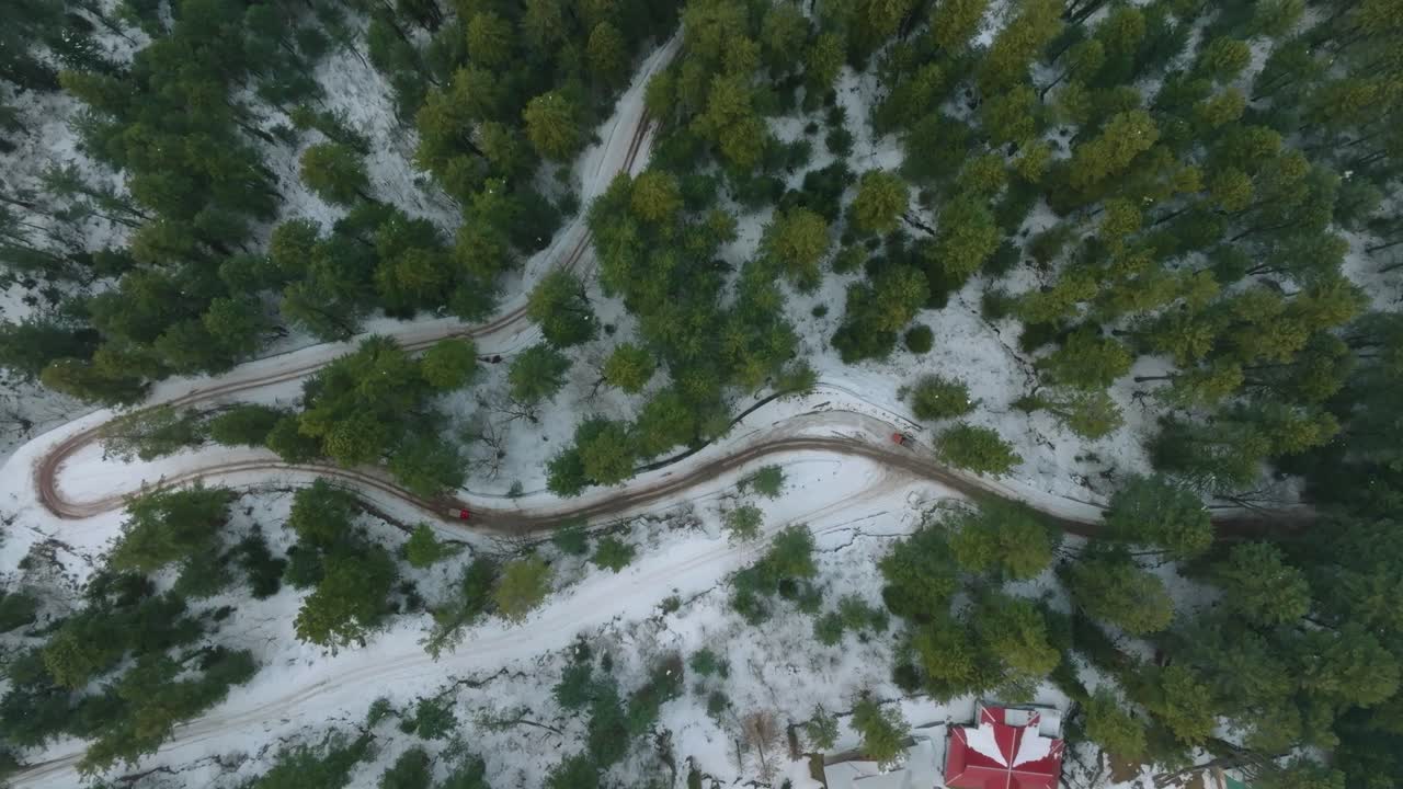 vista superior del valle cubierto de nieve de shogran con árboles altos en pakistán