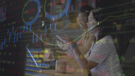 animación del procesamiento de datos financieros sobre diversas mujeres empresarias en la oficina
