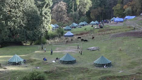 Tiendas-De-Campaña-Colocadas-Debajo-Del-Campamento-Avanzado-Para-Que-Los-Excursionistas-Pasen-La-Noche-Para-La-Preparación-Y-Relajación-Del-Día-De-La-Cumbre