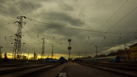 Ein-Kurzer-Zeitraffer-Während-Des-Sonnenuntergangs-Am-Bahnhof-Sofia-In-Bulgarien