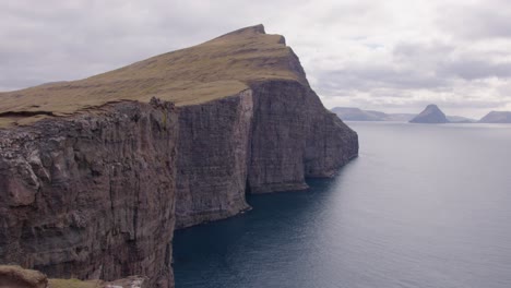 amplia cámara lenta del acantilado de tralanipan en las islas feroe
