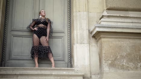 una mujer elegante con un vestido de puntos en parís.