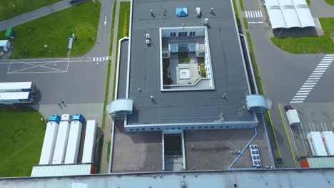 vista aérea de un grupo de grandes almacenes industriales modernos o edificios de fábricas en el área suburbana de la ciudad