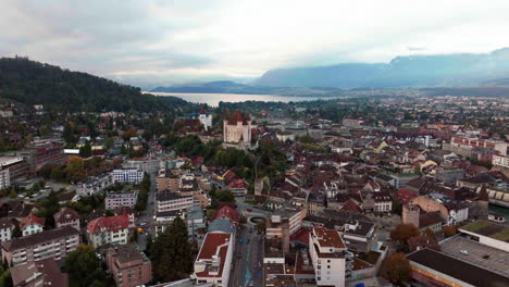 avión no tripulado cinematográfico centro de thun suiza coches del lago pueblo suizo centro de la ciudad impresionante thun castillo duques de zährigen entrelazado berna jungfrau nublado amanecer puesta de sol hacia atrás movimiento lento
