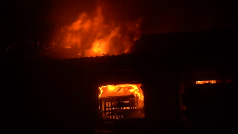 Fuerte-Incendio-En-Casa-Por-La-Noche.