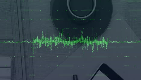 animación del procesamiento de datos financieros a través de teléfonos inteligentes y café en el escritorio