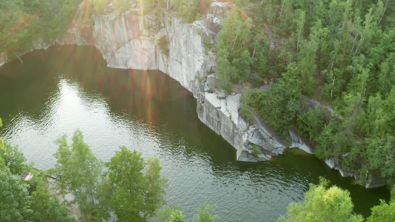 공중 드론은 체코 공화국의 람파라고 불리는 오래된 채석장에 있는 호수의 축소 샷
