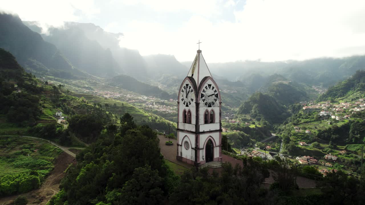 imágenes de drones de la vieja iglesia blanca en la colina con un paisaje impresionante, madeira 4k