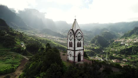 Imágenes-De-Drones-De-La-Antigua-Iglesia-Blanca-En-La-Colina-Con-Un-Paisaje-Impresionante,-Madeira-4k