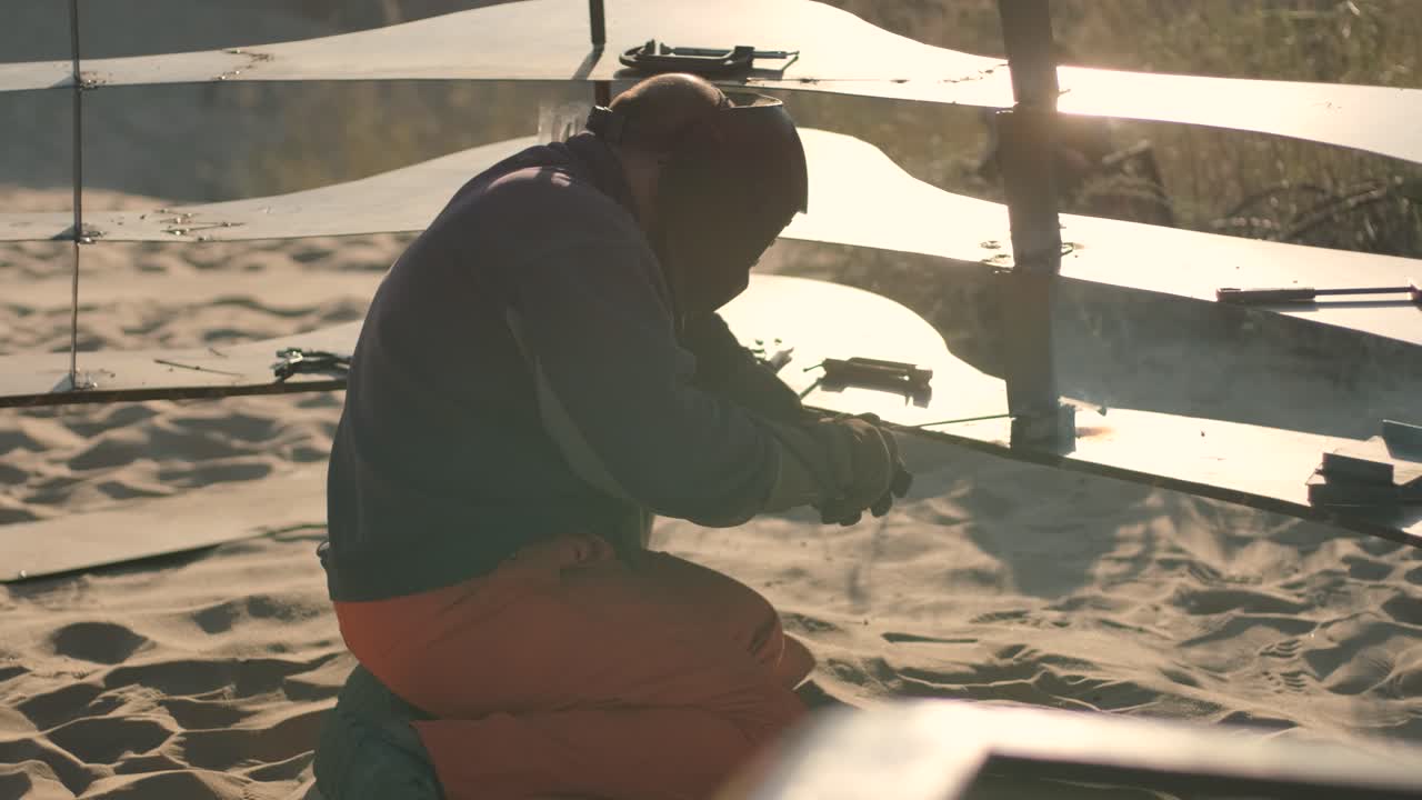 la preparación, el montaje del escenario para el concierto