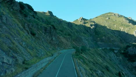 vista aérea de una carretera de montaña sombreada en liguria, italia