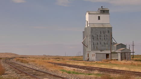 Un-Elevador-De-Grano-Abandonado-Se-Encuentra-A-Lo-Largo-De-Un-Tramo-De-Vía-Férrea