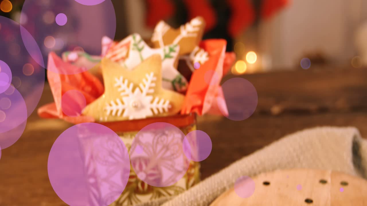 animación de puntos púrpuras sobre las galletas y el regalo de navidad