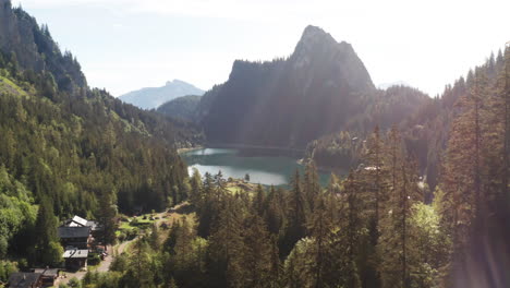 Jib-Den-Atemberaubenden-See-Und-Den-Wunderschönen-Berghang-Im-Hintergrund-Hinter-Pinien-Hinunter