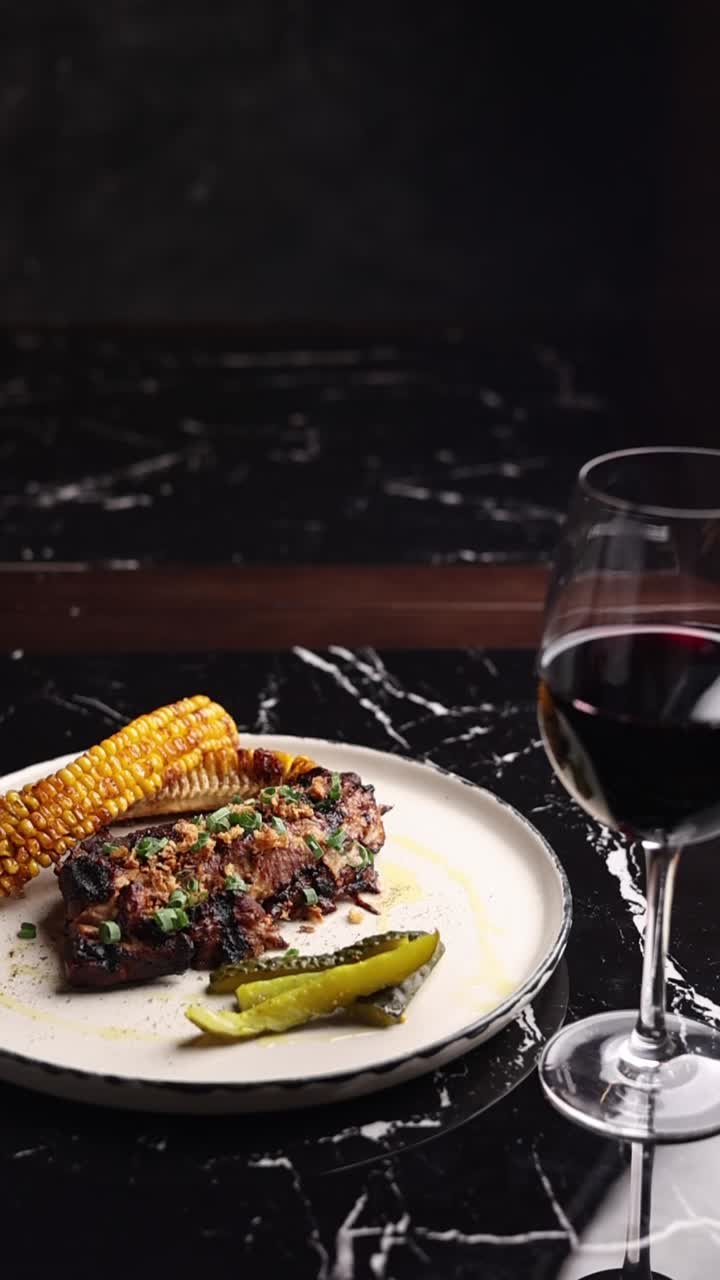 cena de bistec a la parrilla con maíz y pepinillos