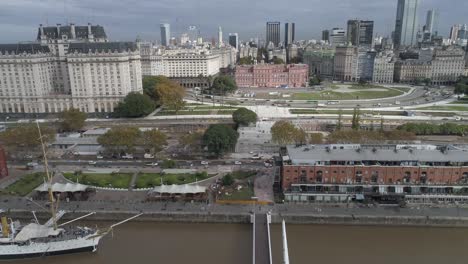 Luftaufnahme-Der-Stadt-Buenos-Aires,-Puerto-Madero,-Rosa-Haus,-Hintergrundgebäude