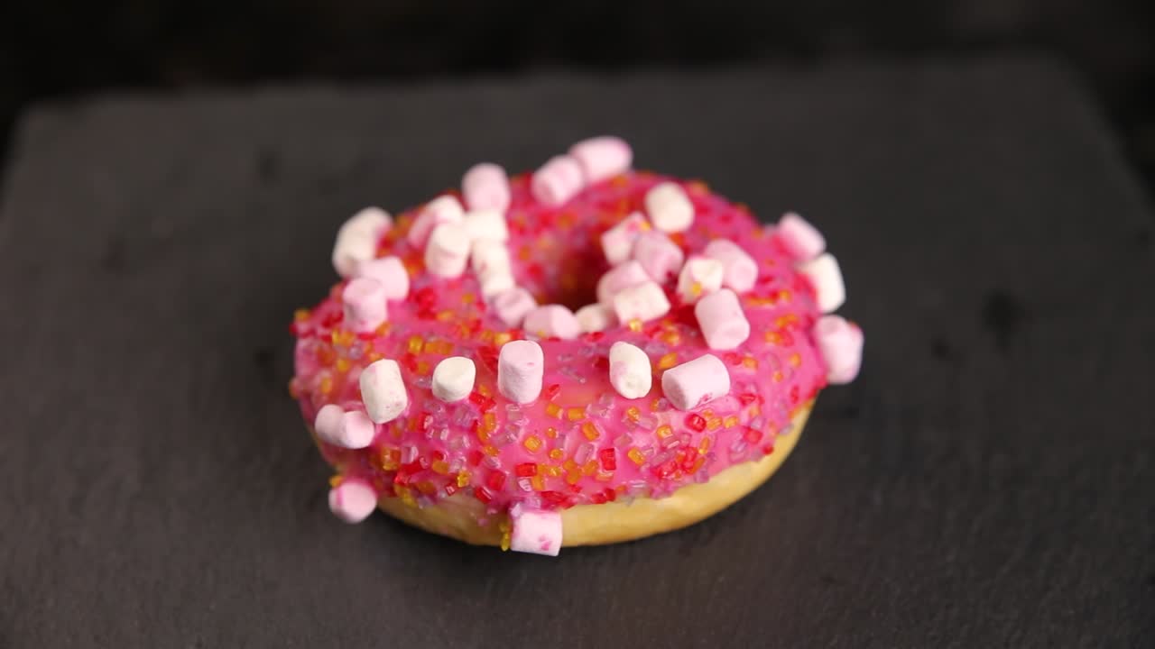 donut con vidrio rosa con malvaviscos y salpicaduras