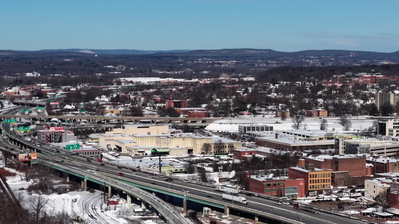Panoramica aerea in movimento verso destra sull'autostrada I-91 a Springfield, Massachusetts