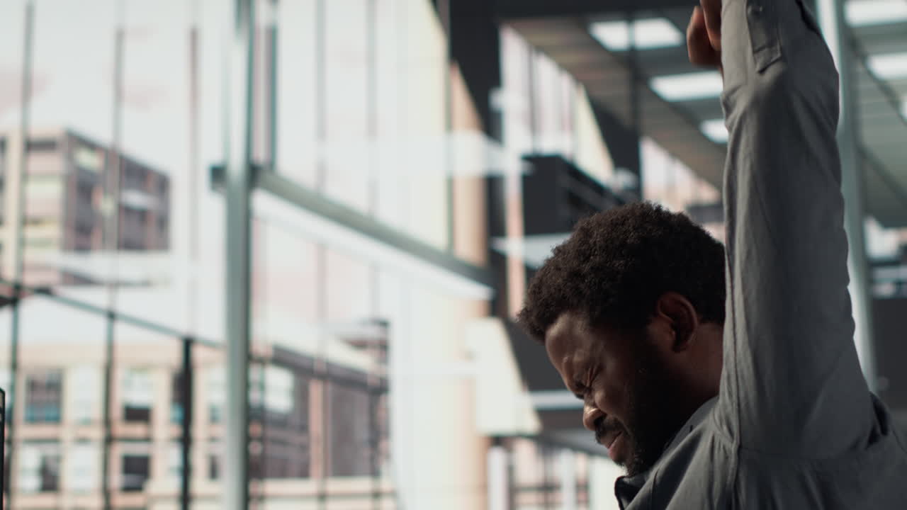 reunión de negocios y estiramiento en la oficina moderna