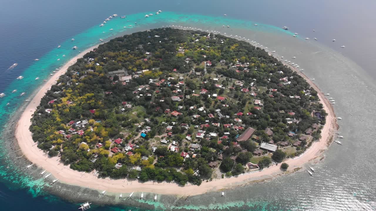 작은 둥근 열대 섬 리조트 호텔,  모래, 나무, 푸른 바다 또는 바다.