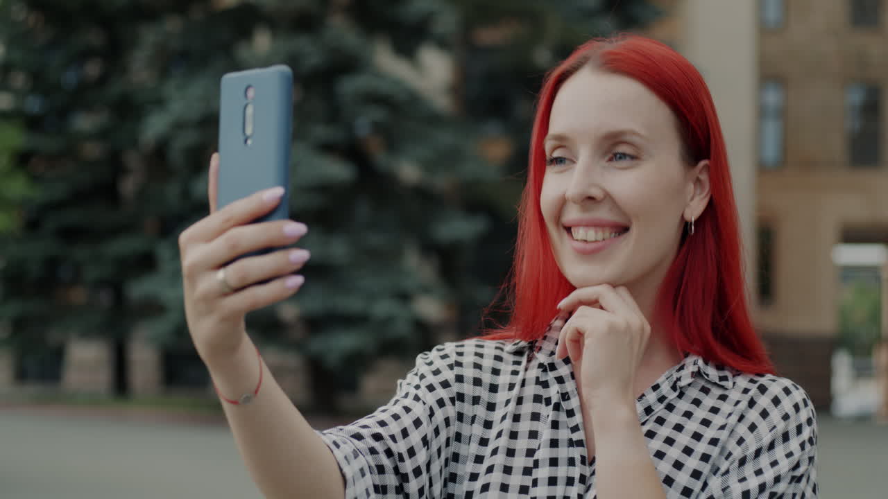mujer tomando una selfie al aire libre