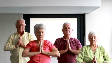Senioren-Machen-Yoga