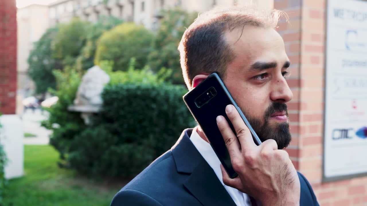 hombre hablando por teléfono al aire libre