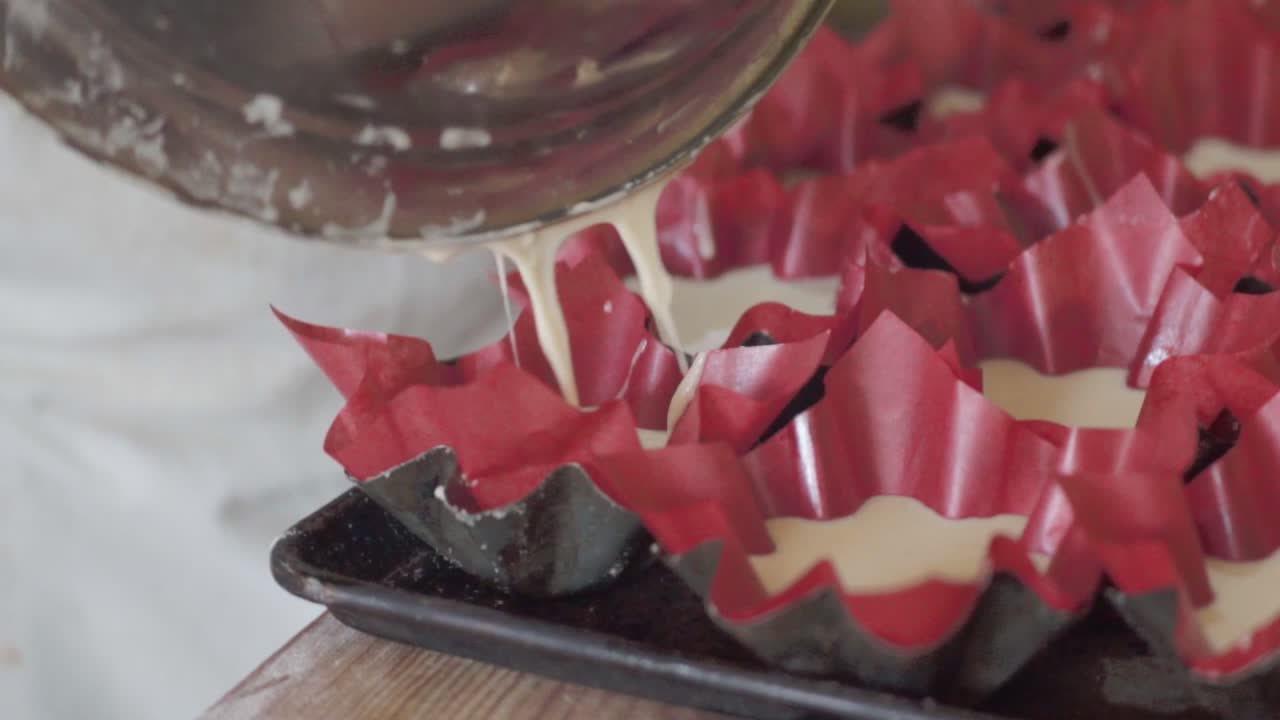 케이크 반죽으로 가득 찬 강철 모형, 클로즈업