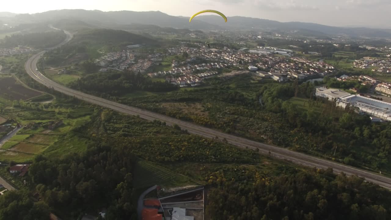 카운티에서 자유 아드레날린 비행 패러글라이딩