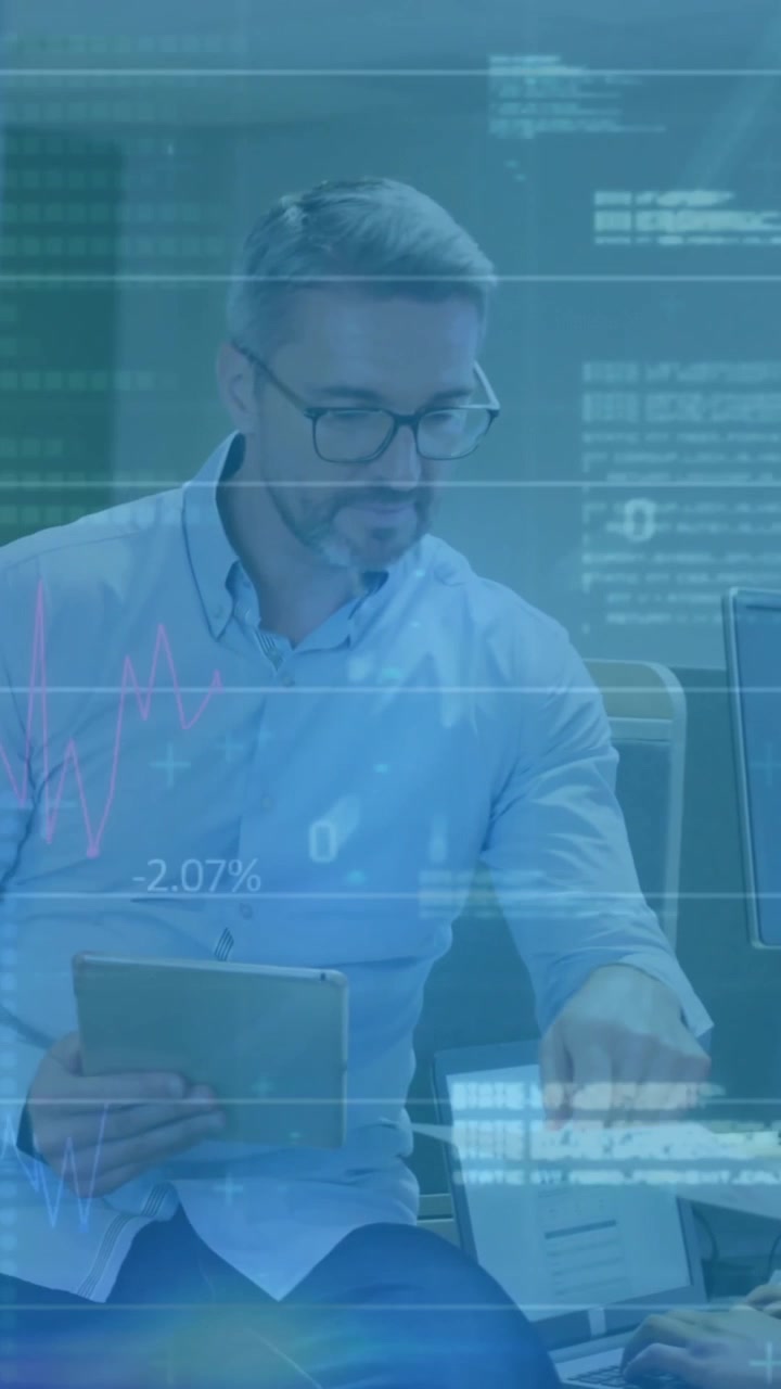 Animazione dell'elaborazione dei dati finanziari su diversi uomini d'affari in ufficio