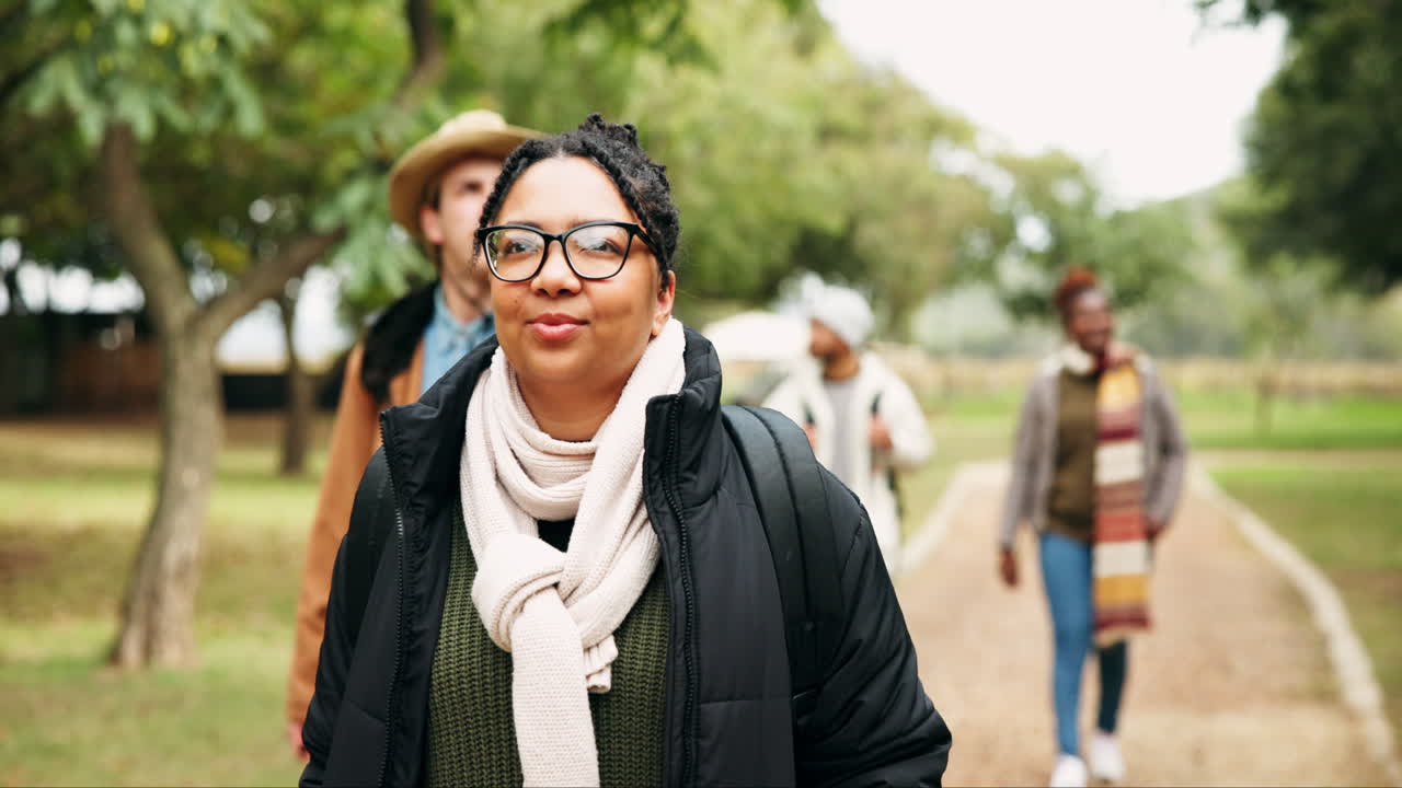 アウトドア ⁇ 女性と友人が楽しみながらハイキングをしています