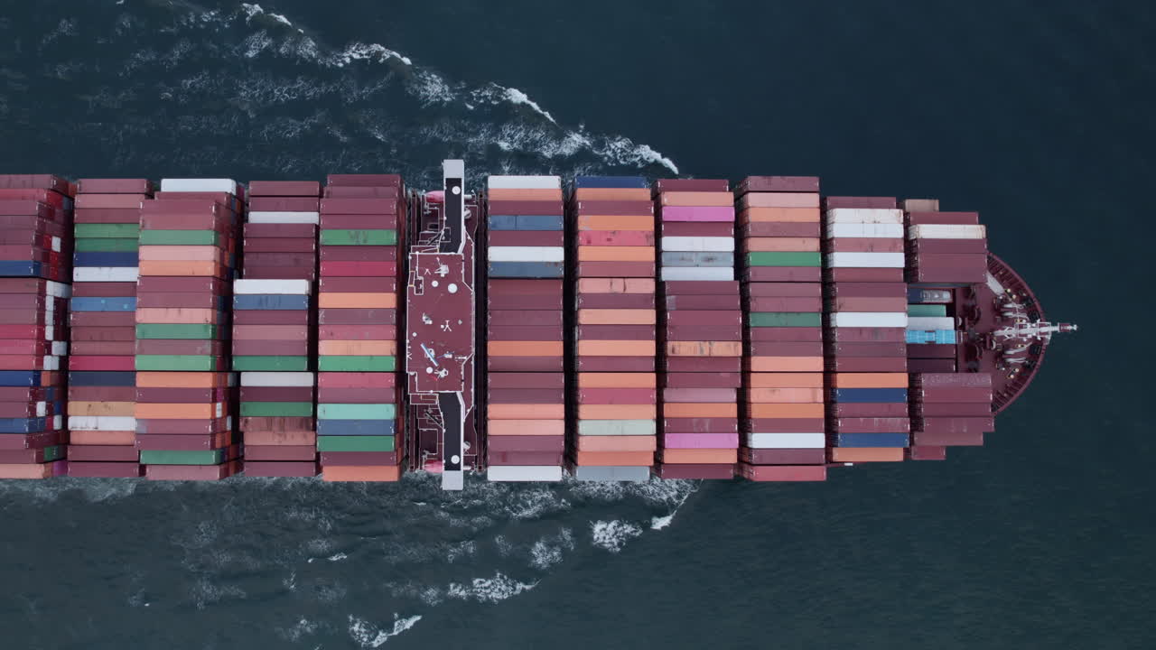 vista superior aérea de un buque de carga de contenedores cargados que viaja sobre el océano