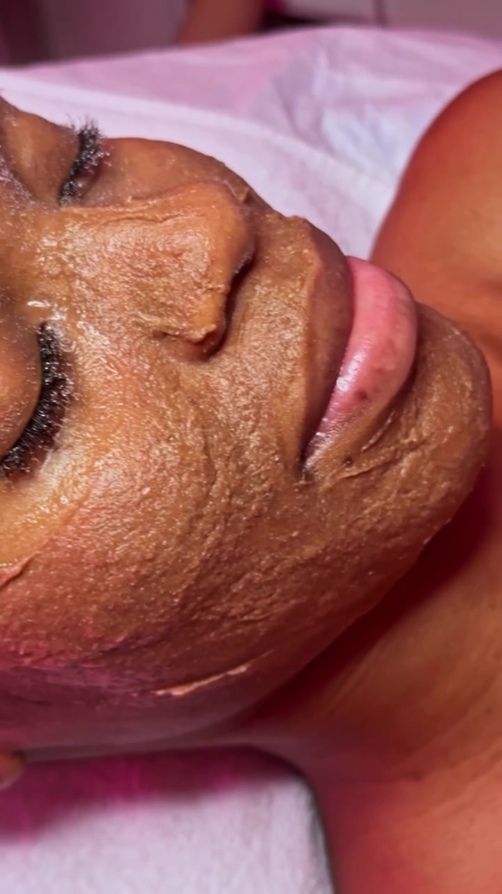 Donna che riceve un trattamento viso in un salone di bellezza nel pomeriggio per la cura della pelle e il relax.