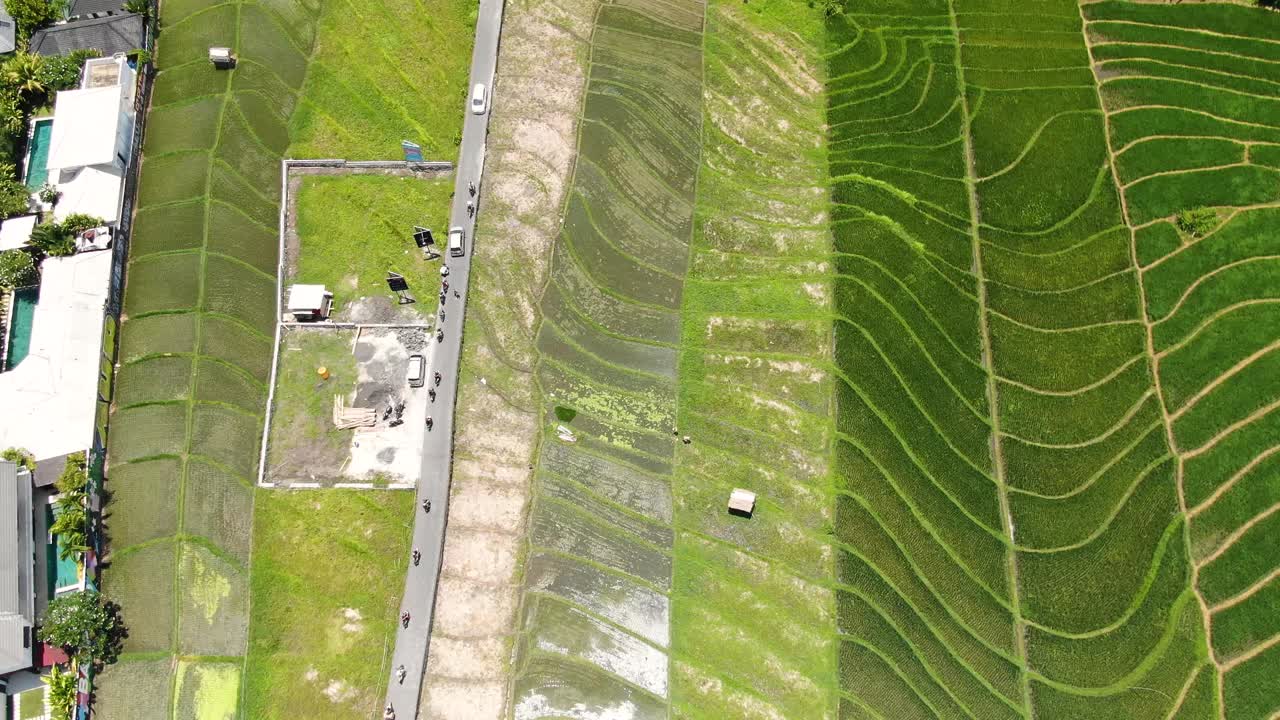 clip de drone aéreo de un contraflujo de tráfico que resulta en tráfico lento y luego atasco de tráfico a lo largo de una carretera provincial en canggu bali